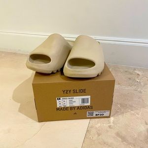 Yeezy slide color bone 100% real off StockX used size 11 open for offers